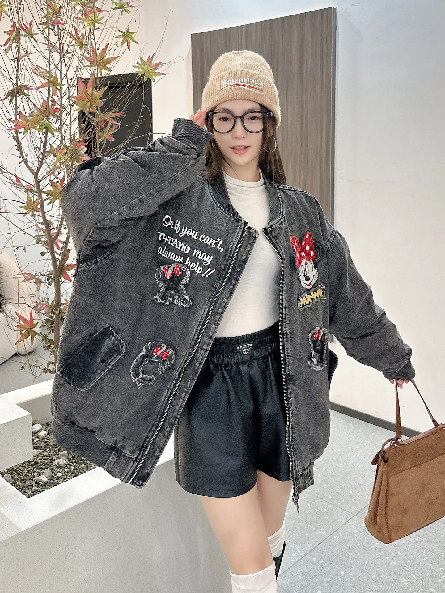 เสื้อแจ็คเก็ตยีนส์การ์ตูนแฟชั่นสำหรับผู้หญิง สไตล์อเมริกันลำลอง ปักเลื่อมหนัก ผ้าฝ้าย ทรงเบสบอล หรือ แจ็คเก็ตตัวนอก