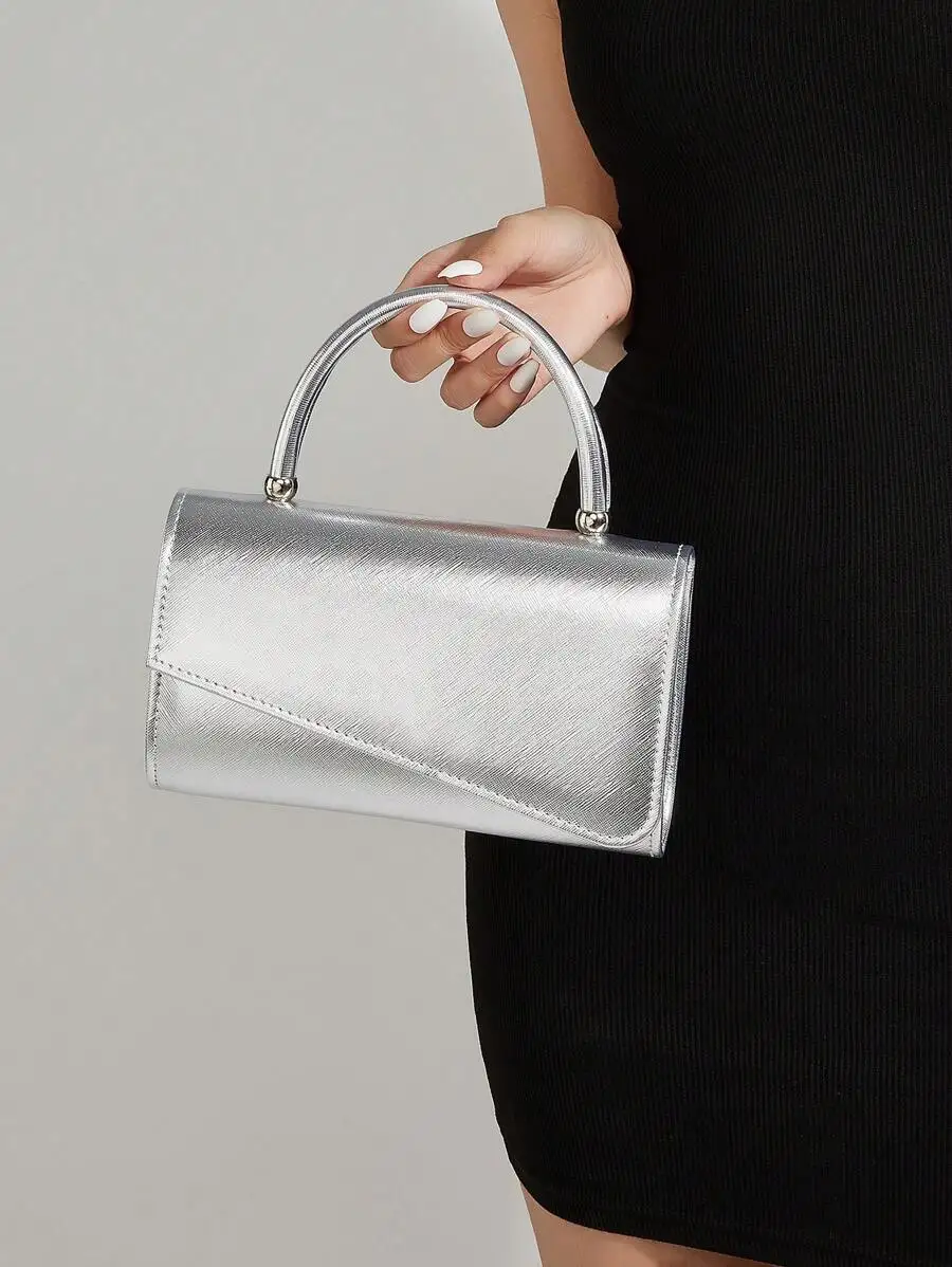 

Серебристая металлическая сумка-клатч с верхней ручкой, клапаном и металлической ручкой