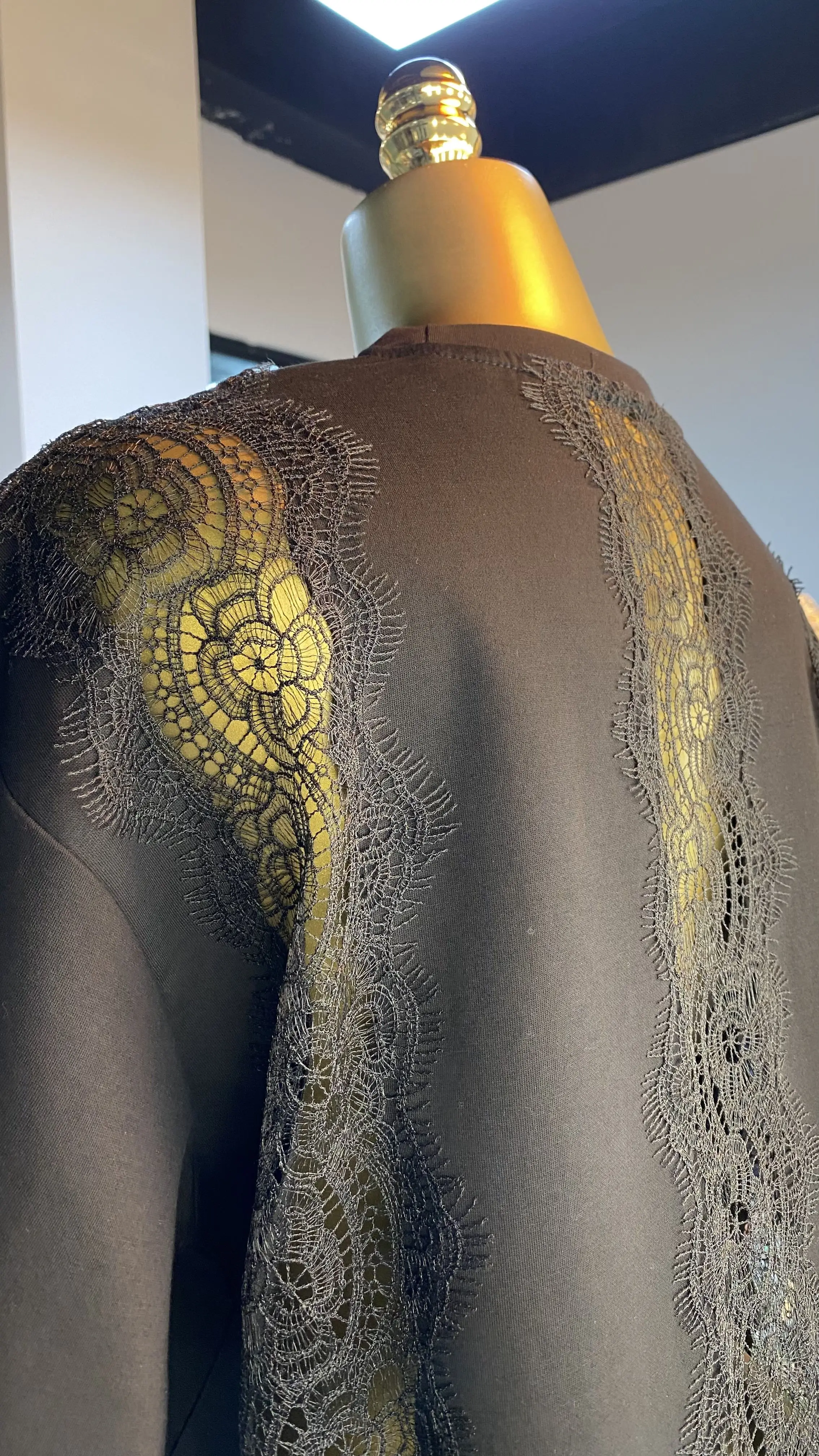 2025 Zomer Nieuwe Nieuwe uitgeholde bloemen kant patroon decoratieve splicing ontwerp casual korte mouwen T-shirt-GZMM 392