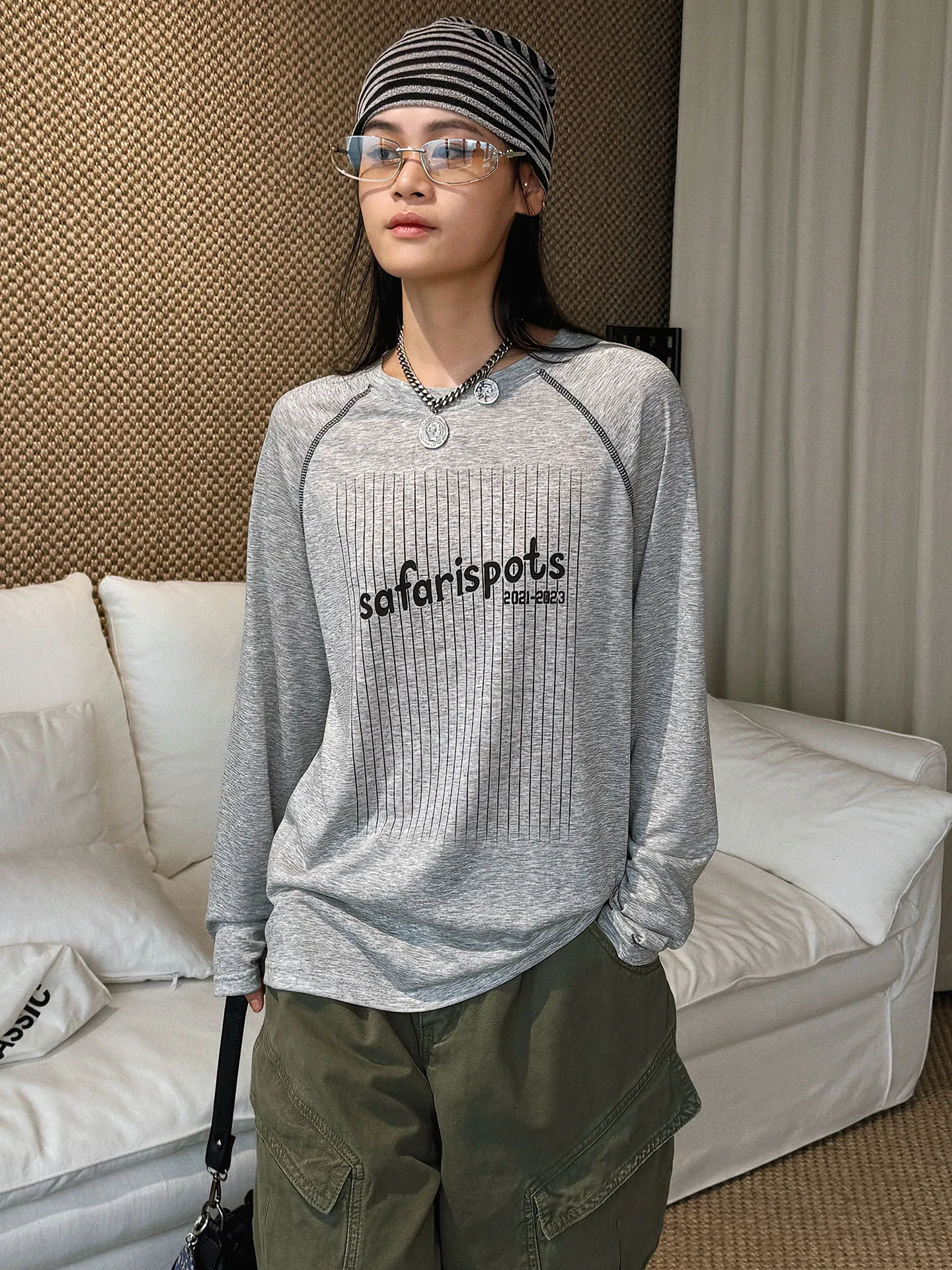 Summer new Korean style fashionable design with vertical striped letter print T-shirt, contrasting colors for women