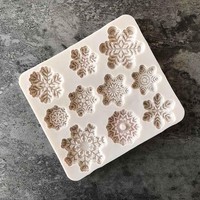 Christmas snowflake shape mould, can make cakes, can be stuffed with playdough, can be stuffed with snow,Snowflake making