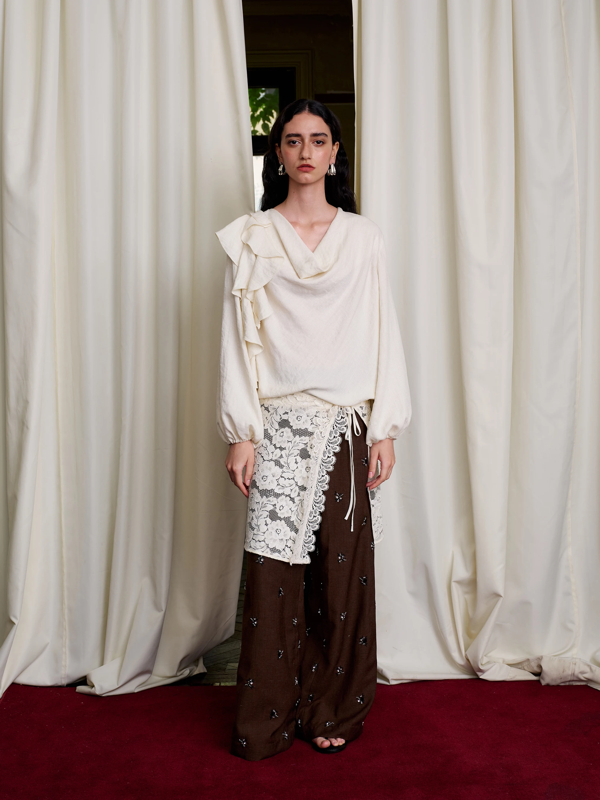 

YUANYE 2025 Летняя новинка: льняная хлопковая блузка с текстурой, декором в виде лотоса, свободного кроя, с длинным рукавом, оригинальный дизайн, однотонная