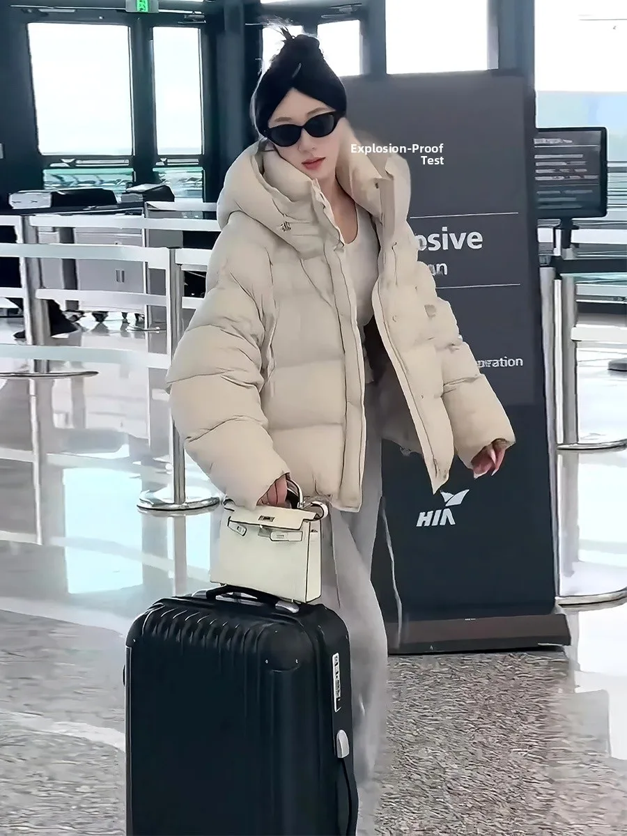 เสื้อโค้ทผู้หญิงแบบมีฮู้ด รุ่นใหม่ล่าสุด สำหรับฤดูหนาว  บุใยดาวน์  ทรงทันสมัย  ใส่สบาย  ให้ความอบอุ่น เหมาะสำหรับการเดินทาง