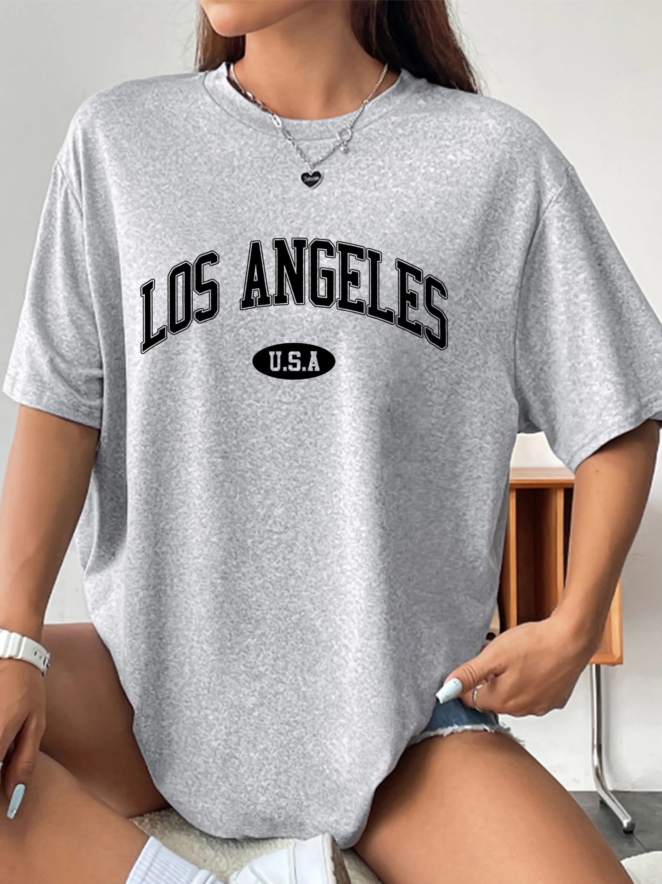 تي شيرت بطبعة حروف وأكتاف منسدلة وأكمام قصيرة ورقبة دائرية كاجوال لملابس الربيع والصيف النسائية #1