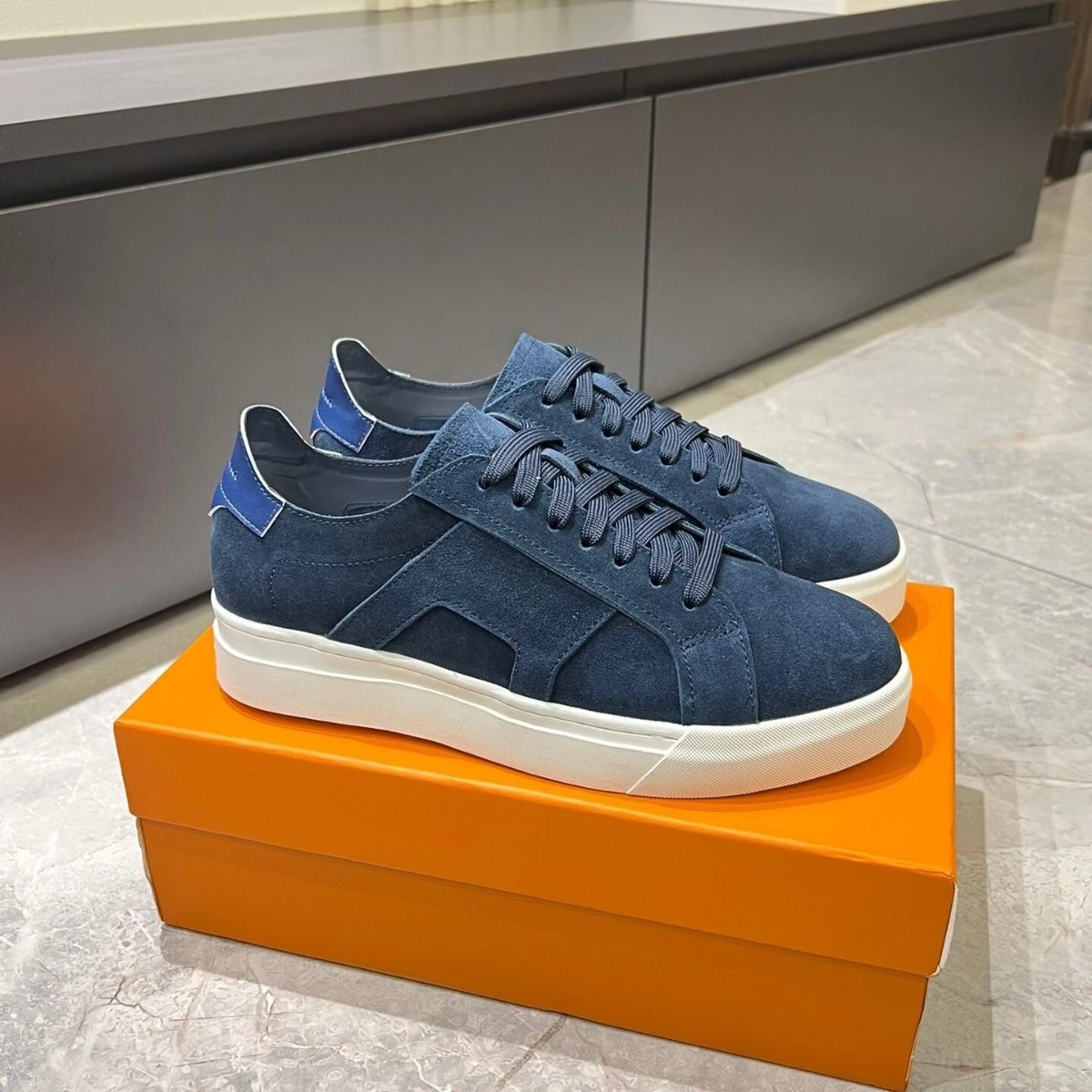 

Мужские повседневные кроссовки класса люкс: новая модель, замшевые, с цветовыми блоками, на массивной платформе, в стиле скейт-обуви, на шнуровке, модные, универсальные, для бега