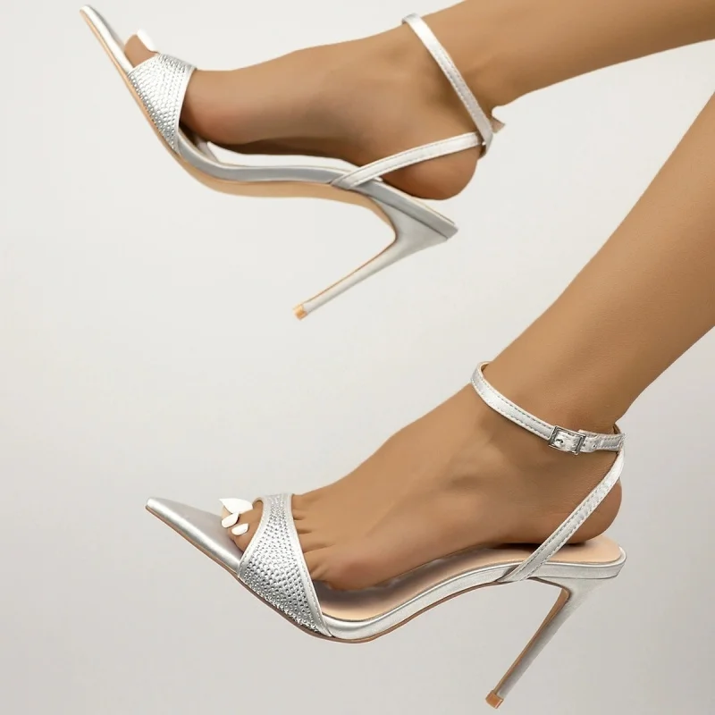 صنادل نسائية فضية فاخرة بمقدمة مدببة وحزام بإبزيم كريستالي متألق أحذية نسائية مثيرة للحفلات أحذية نسائية رائعة