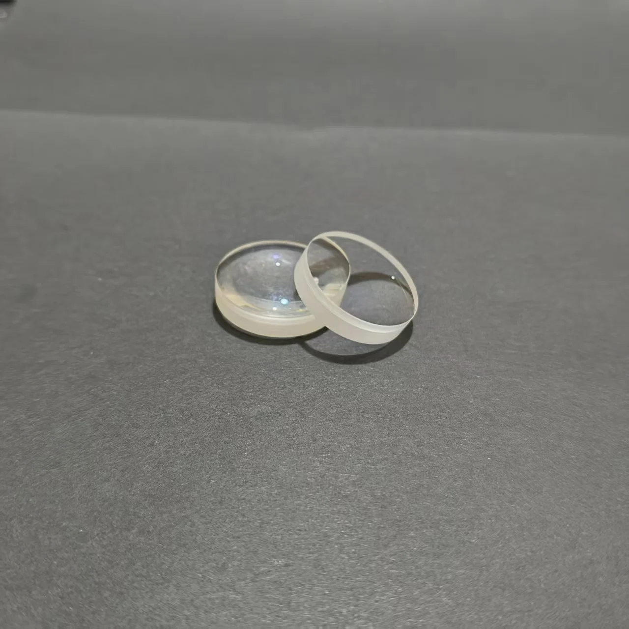 

Diameter 43mm, focal length 274mm, biconvex laminated optical glass lens coated with 400-700nm part number R107