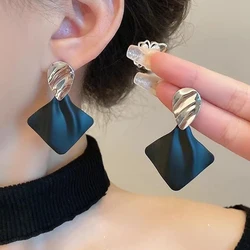 Retro Fold Black Rhombus Dangle Earrings for Women Metal Wave Water Droplet Drop Earrings Party Trendy Geometry Jewelry