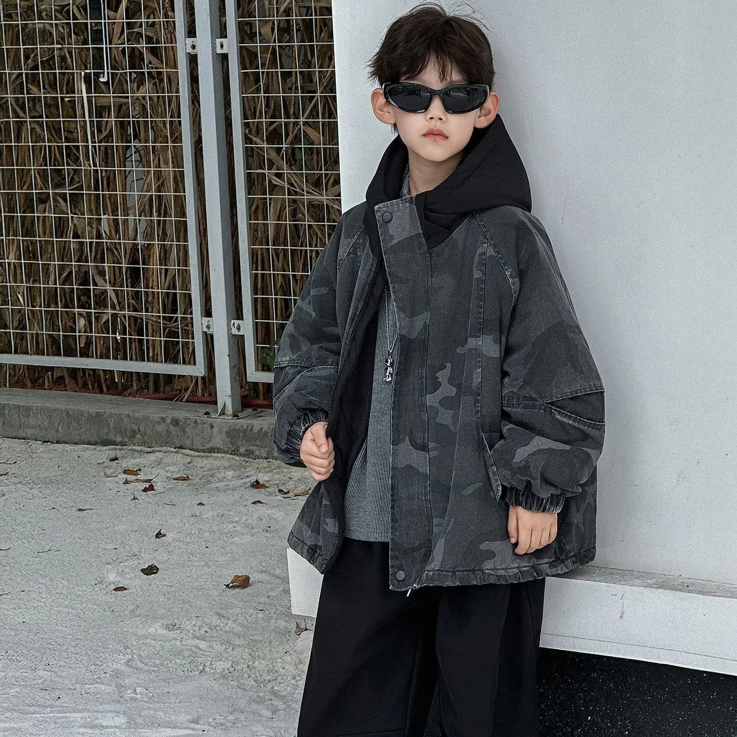 

Детская одежда, модная утолщенная теплая куртка в стиле ретро, новинка зимы 2025 года, универсальное хлопковое пальто в корейском стиле с камуфляжным капюшоном