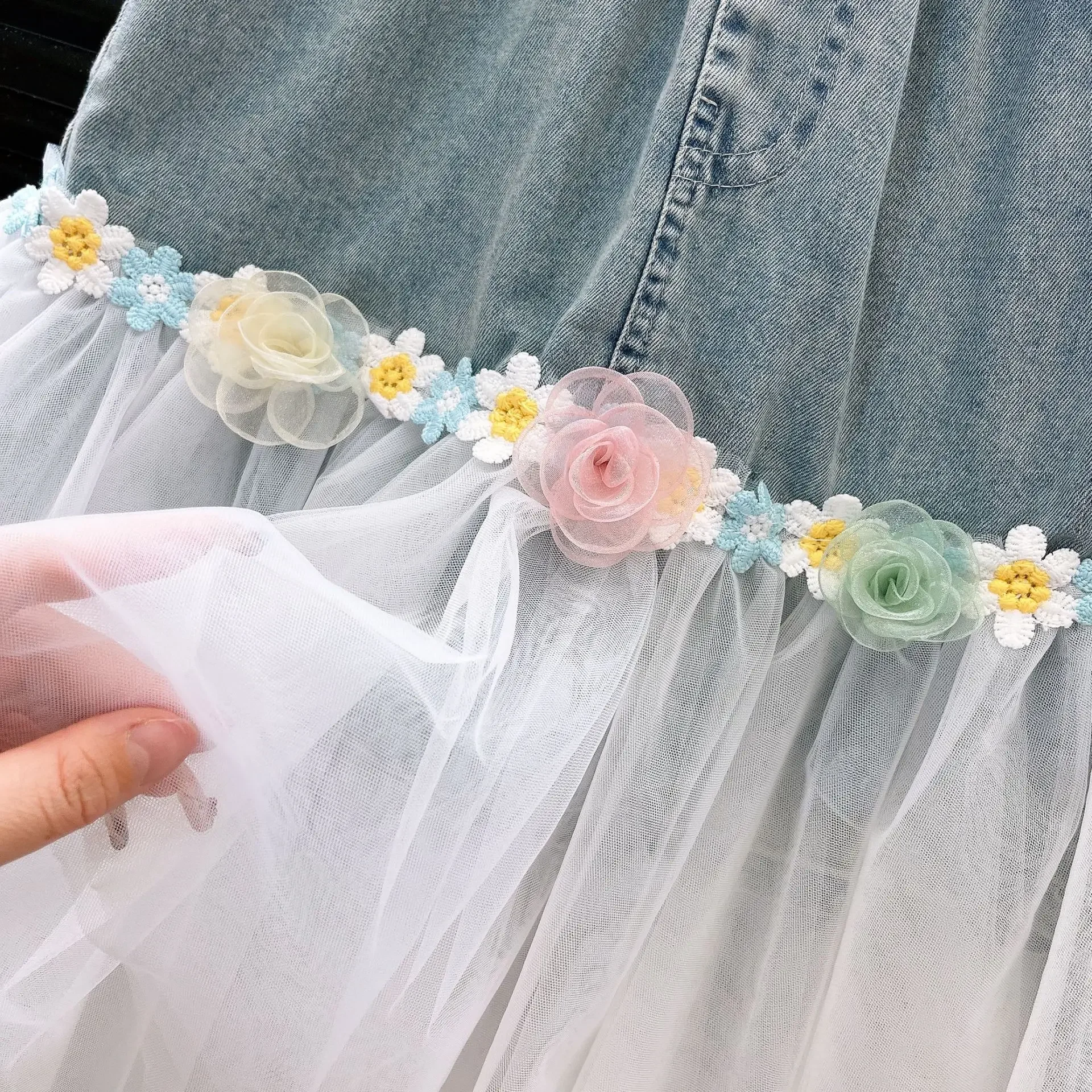 Mädchen-Set mit bedrucktem Kurzarm-Oberteil und asymmetrischem Jeansrock aus Mesh – Sommerliches 2-teiliges Outfit für Kinder, Freizeitkleidung – Detail 9
