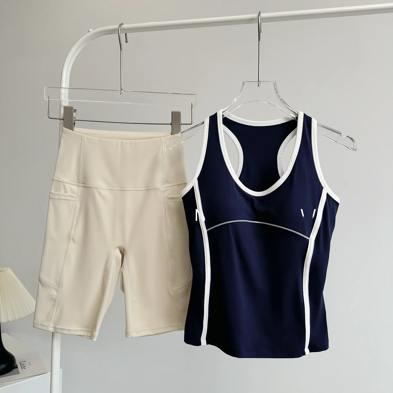 Fashionable Quick-Dry Fitness Set Women's Summer Outdoor Running Training Slim Yoga Sports Wear Top And Shorts Sports Kit