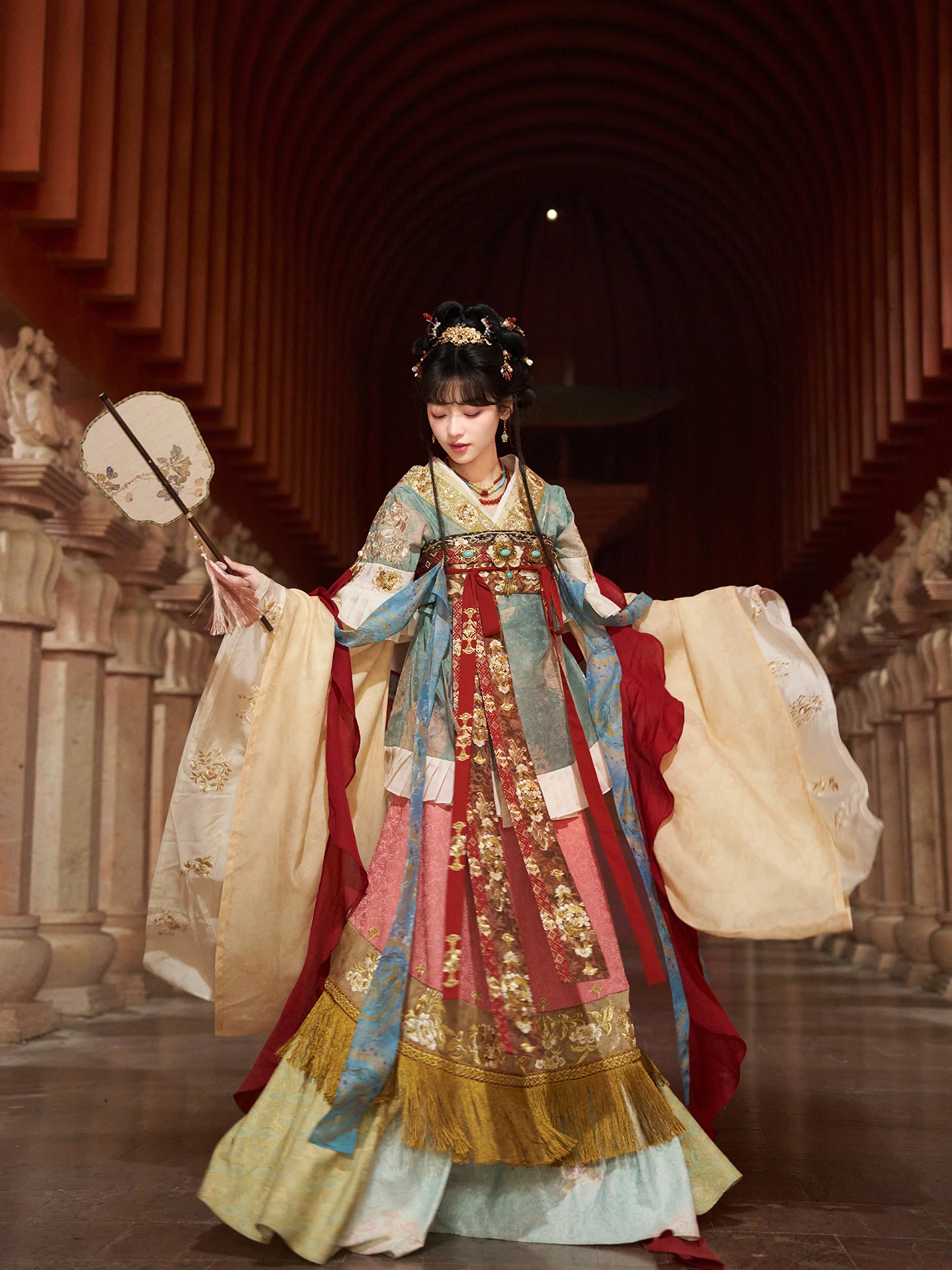 

Женское ханьфу в стиле династии Цзинь: платье с вышивкой «Тринадцать пионов» и синим фениксом, с рукавами до локтя, пышными рукавами и юбкой с драпировкой, для взрослых женщин.