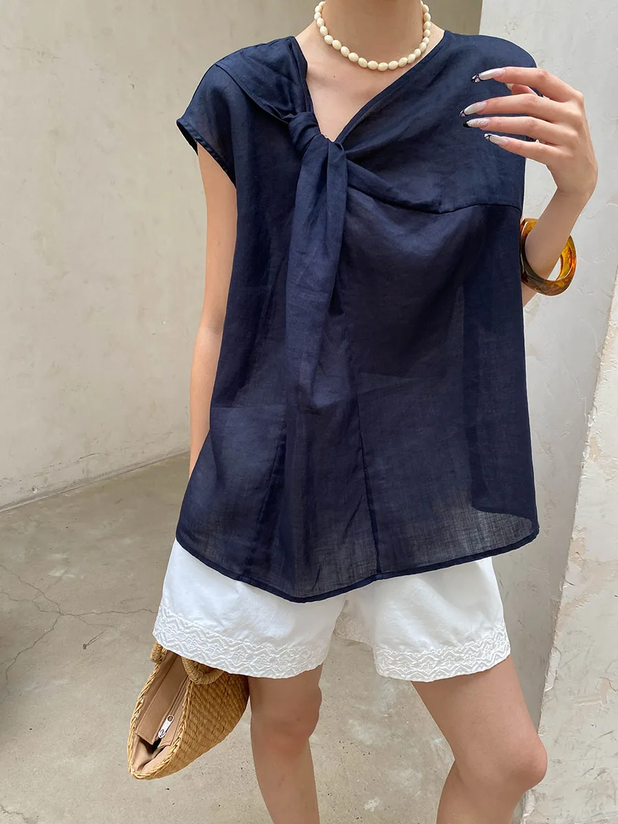 Sommerliches Damen-Shirt in unregelmäßiger, einfarbiger Ausführung mit gedrehten, lockeren und schmal geschnittenen Ärmeln. – Detail 12