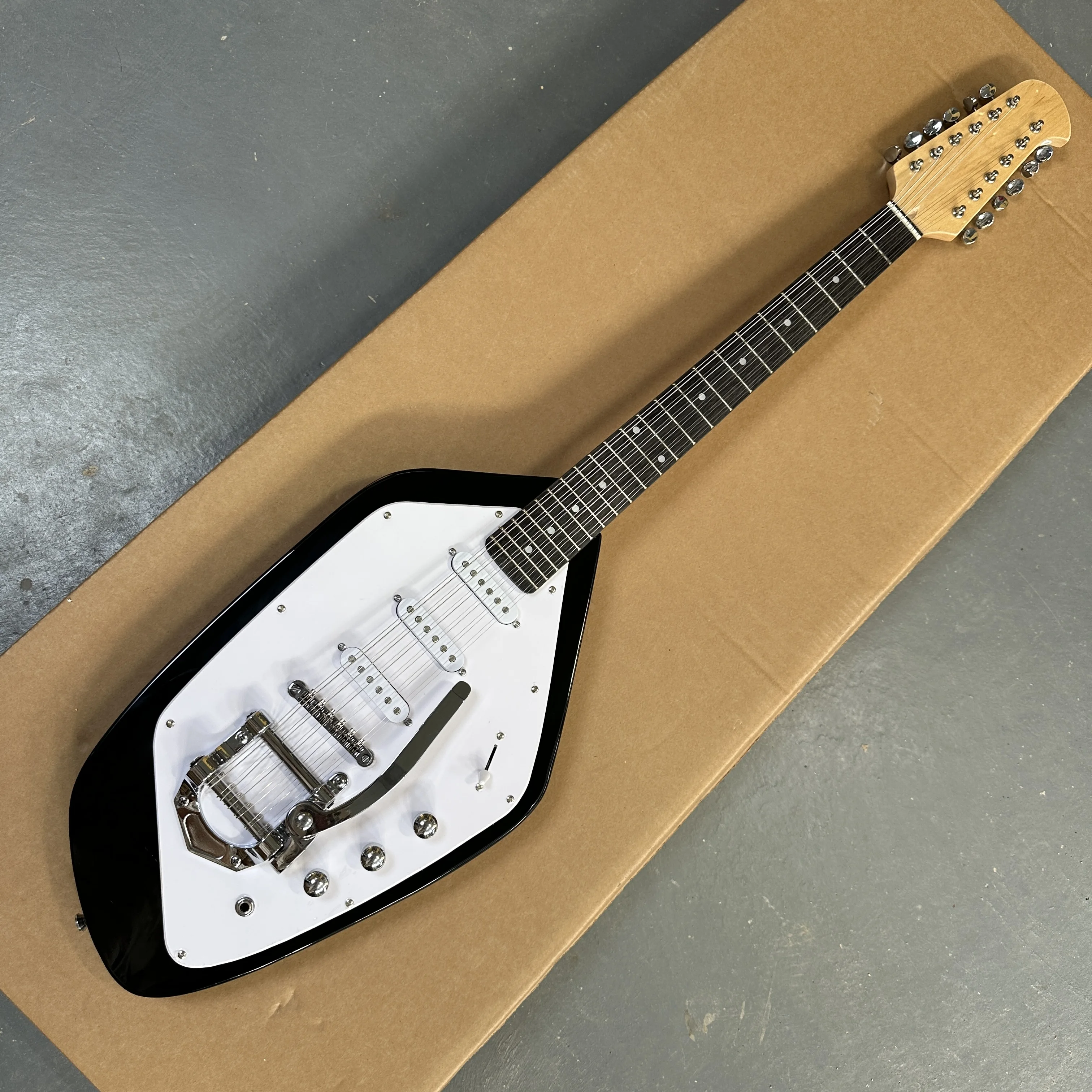 

12-string water drop retro style electric guitar, SSS pickup with bright and transparent volume guitars, rosewood fingerboard gu