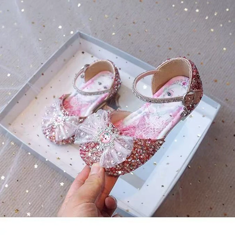 Sandal anak perempuan, musim semi, bayi perempuan kartun Frozen Elsa, sepatu putri kristal anak-anak, sandal kaca datar lembut pesta pita kupu-kupu