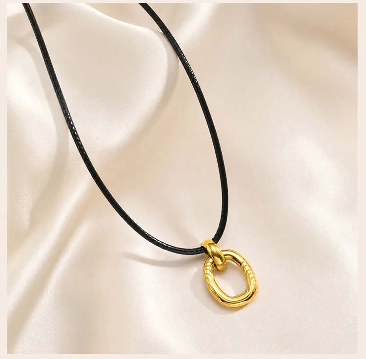 Halskette mit schwarzem Wachsschnurband, ovaler Anhänger aus goldfarbenem Edelstahl, rostbeständiger, minimalistischer Statement-Schmuck – Detail 3