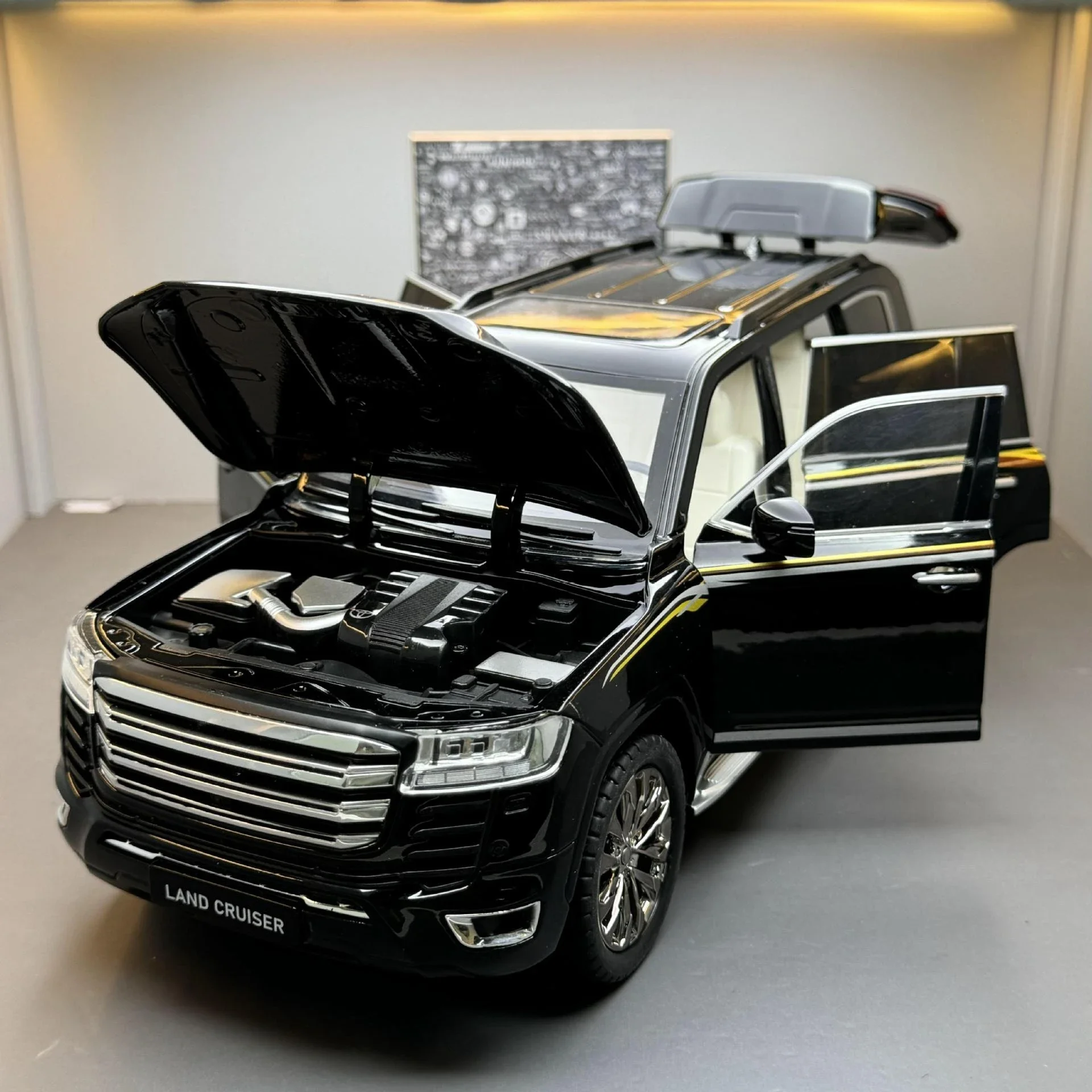 

1:18 Land Cruiser LC300 SUV, литая под давлением модель автомобиля из сплава, детская игрушка, детский подарок, подарок на день рождения для мальчиков, модный дисплей