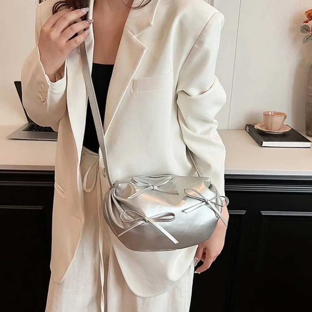 Koreaanse stijl PU-boog schoudertas handtas minderheidsontwerp crossbody tas Franse stijl effen kleur geplooide cloudtas reizen