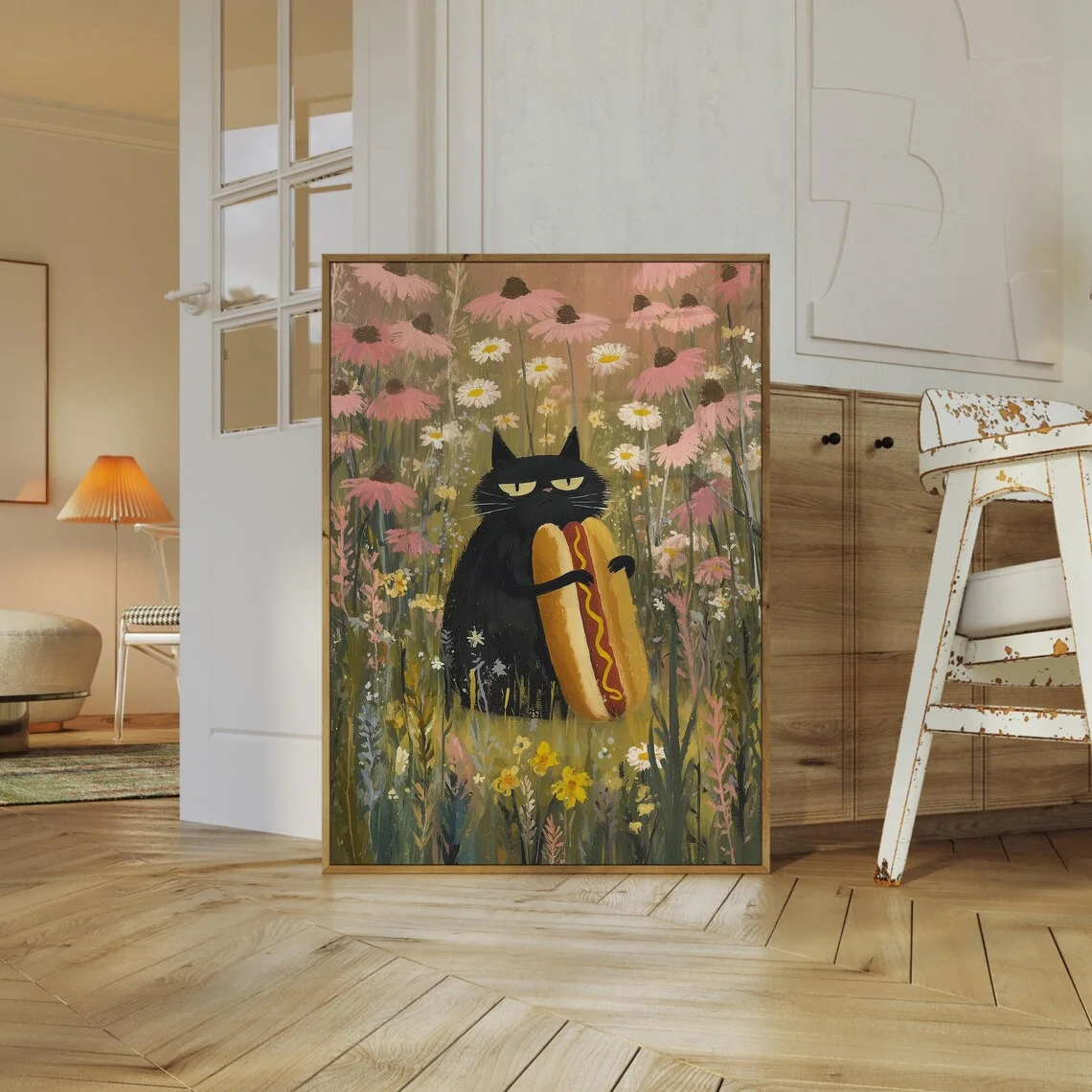 Kunstdruck „Verspielte schwarze Katze mit Hot Dog in einem Wildblumenfeld“ – bezaubernde Cottagecore-Wanddekoration für gemütliche Wohnzimmer, ausgefallen