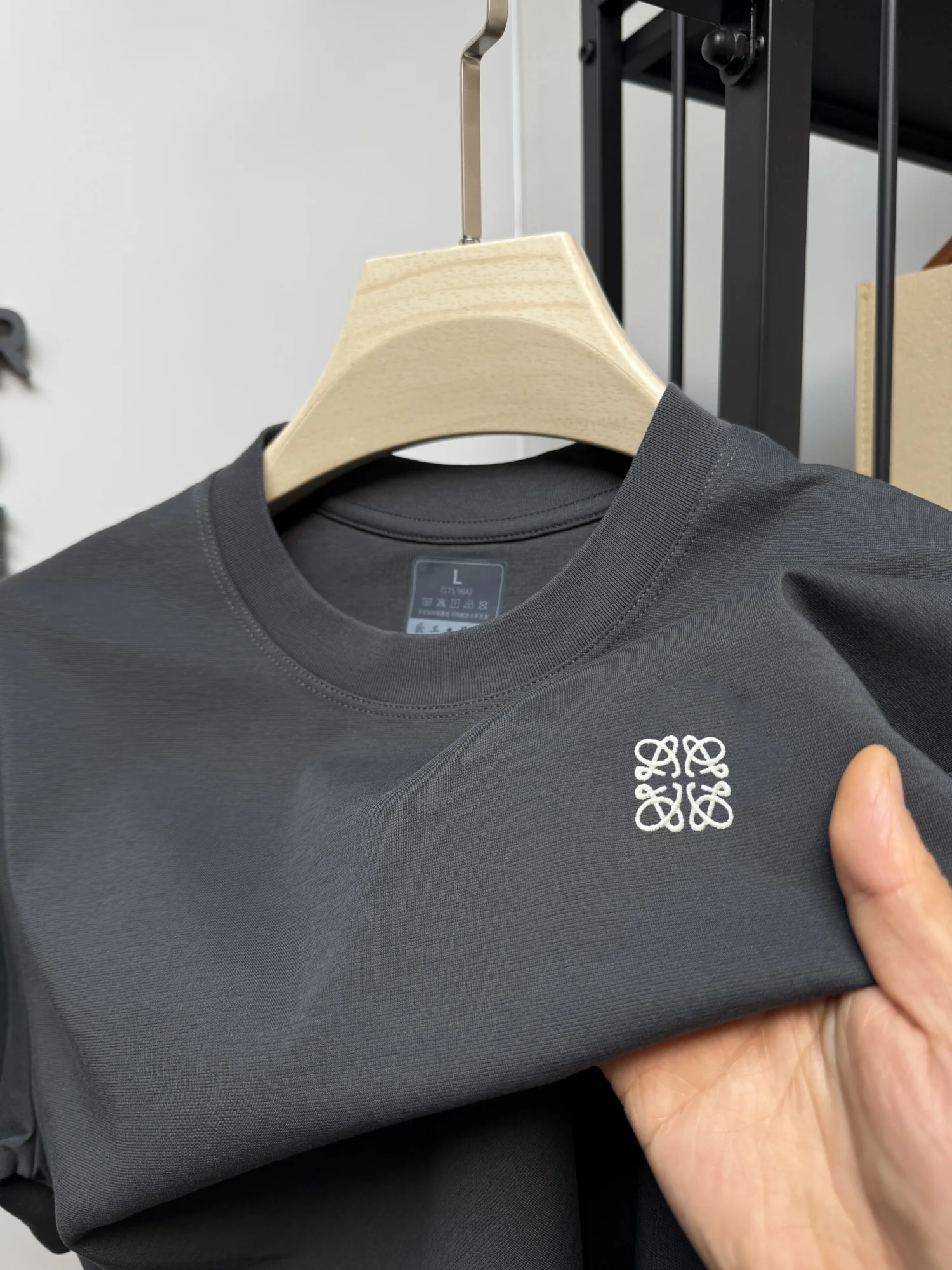 

Элитная хлопковая мужская футболка с круглым вырезом Лидер продаж 2025 дышаща удобная для офиса на открытом воздухе повседневная с коротким рукавом с тиснением на груди