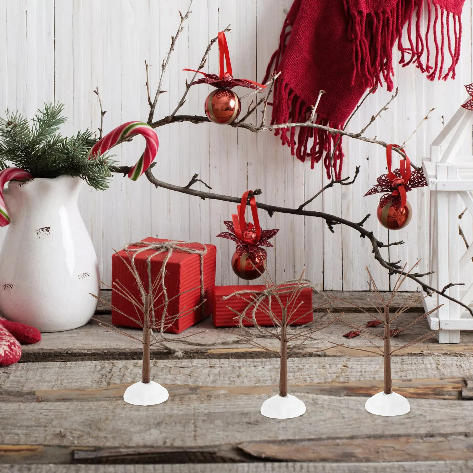Lot de 4 mini arbres en fil de fer givrés, décoration de bureau créative, ornement de pin festif d'hiver pour centre de table de bureau ou de fête