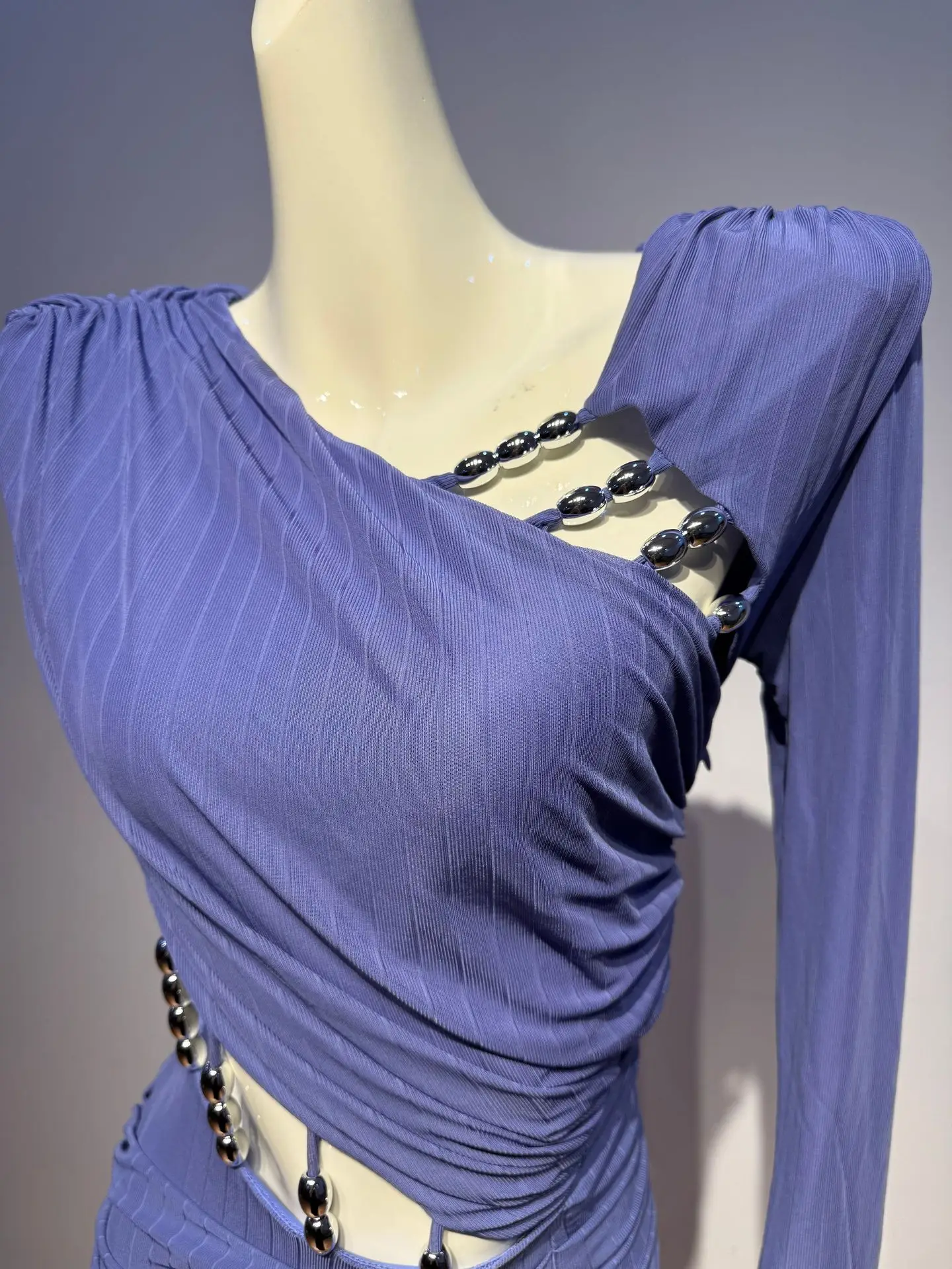 فستان نسائي فاخر مثير موديل 2025 بكتف واحد وأكمام طويلة مقصوص باللون الأرجواني فستان أنيق للحفلات المسائية والنوادي #6