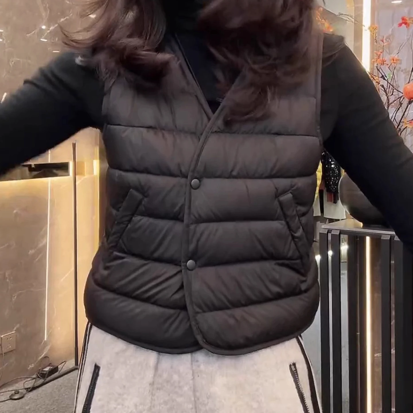 Damska kamizelka ocieplana Faionable Warmth Jaet 2025, nowa kolekcja zimowa, elegancka kamizelka z dekoltem w serek, dopasowany krój, styl koreański, idealna do dojazdów do pracy.