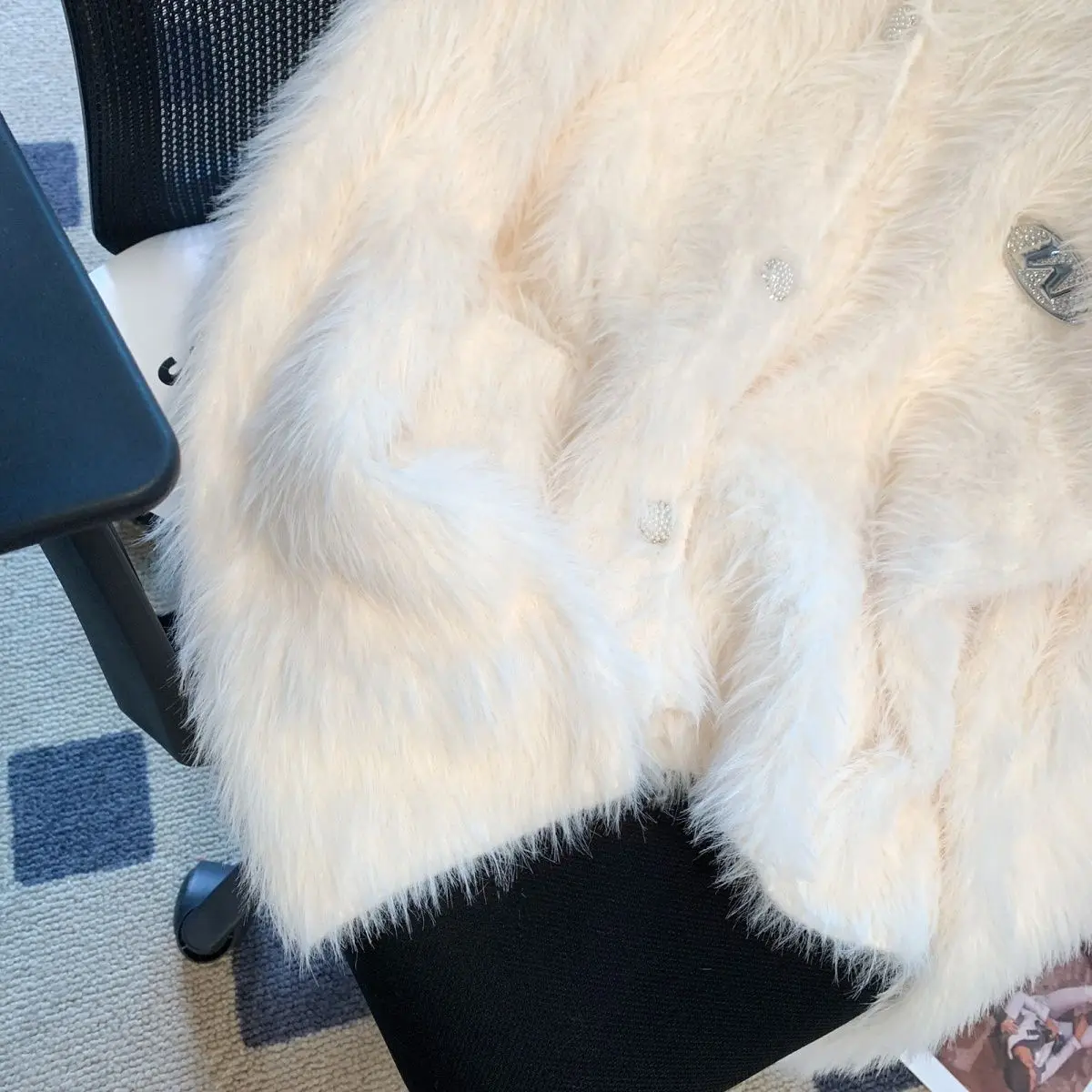 سترة من فرو المنك المخملي ذات طية صدر السترة الناعمة للنساء في الخريف والشتاء سترة صوفية محبوكة فريدة من نوعها