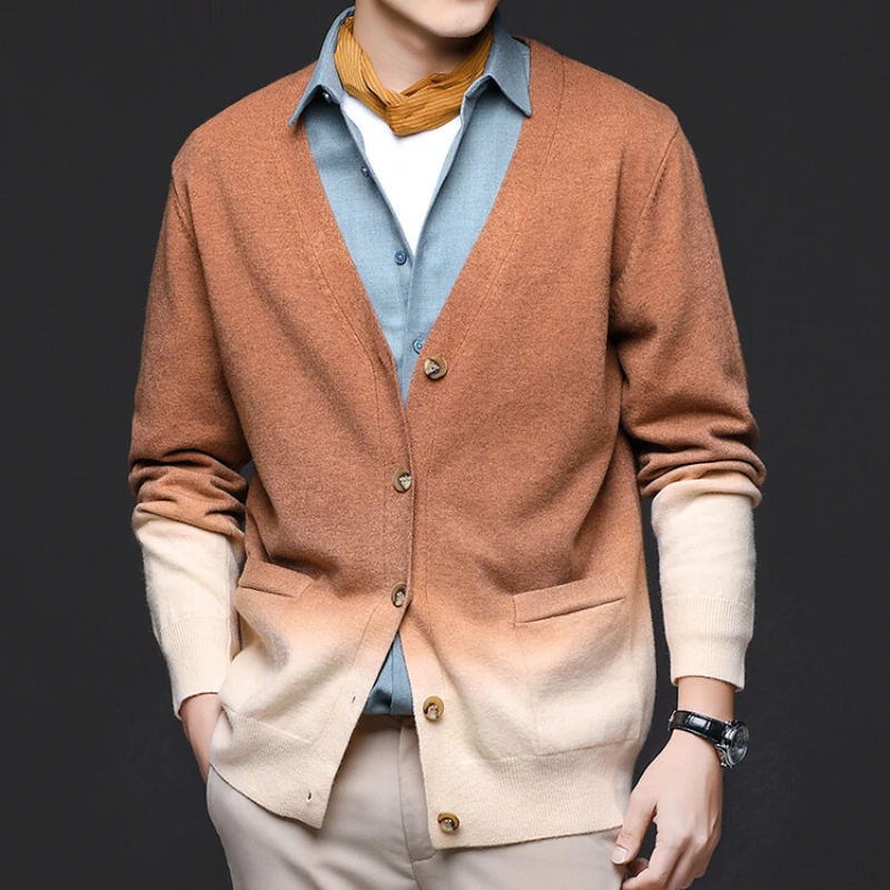 

High-quality loose casual men's gradient V-neck cardigan, daily casual street fashion sweater, keeping warm in autumn.