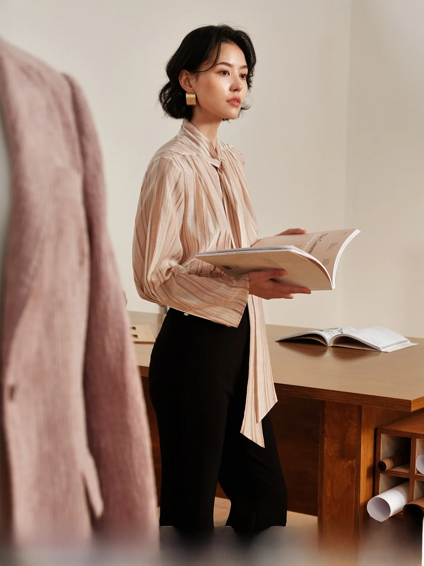 

Элегантная женская рубашка из шелкового хлопка в полоску с винтажным дизайном и поясом, свободного кроя, дышащая, с длинным рукавом, премиум-класса, для весеннего сезона