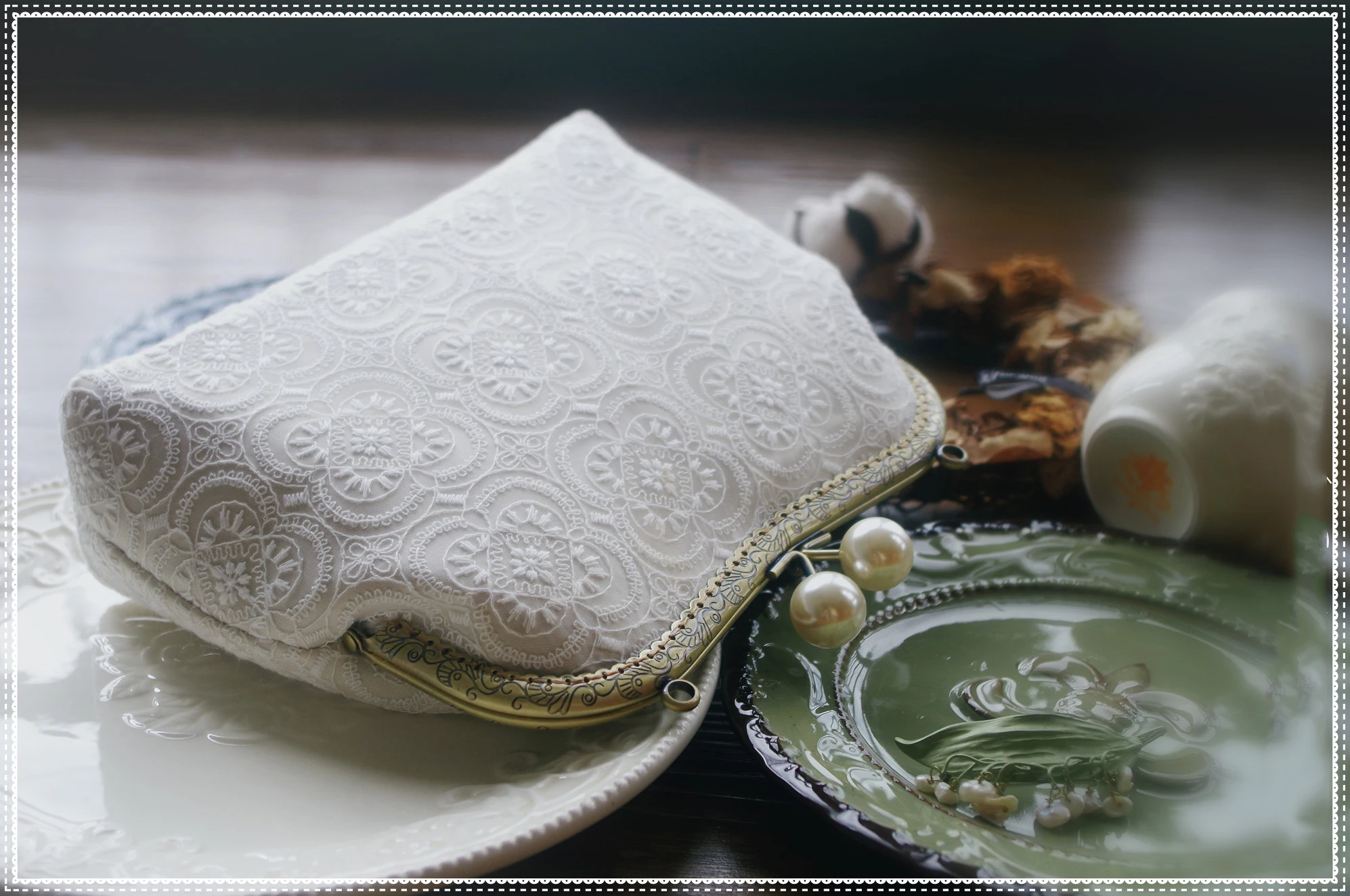 Lost in Vinatge White Lace Clasp Clutch Bag Snap Closure Metal Frame Pearl Ball Kiss Lock Bridal Clutch