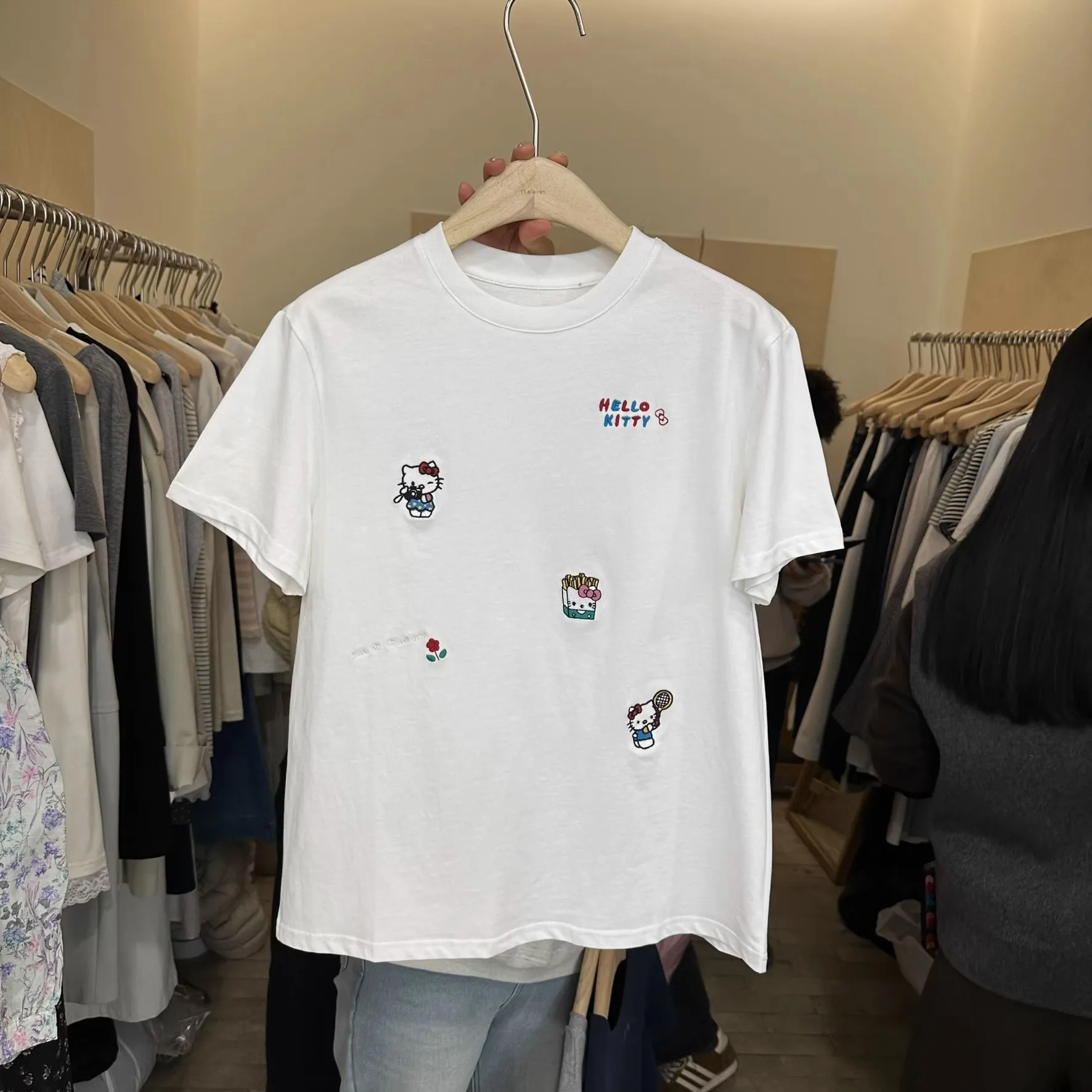 プラスサイズ 300 ポウ韓国風漫画刺繍オルトスヴェ T-irt 女性のカジュアル多用途春夏新デザイントップ