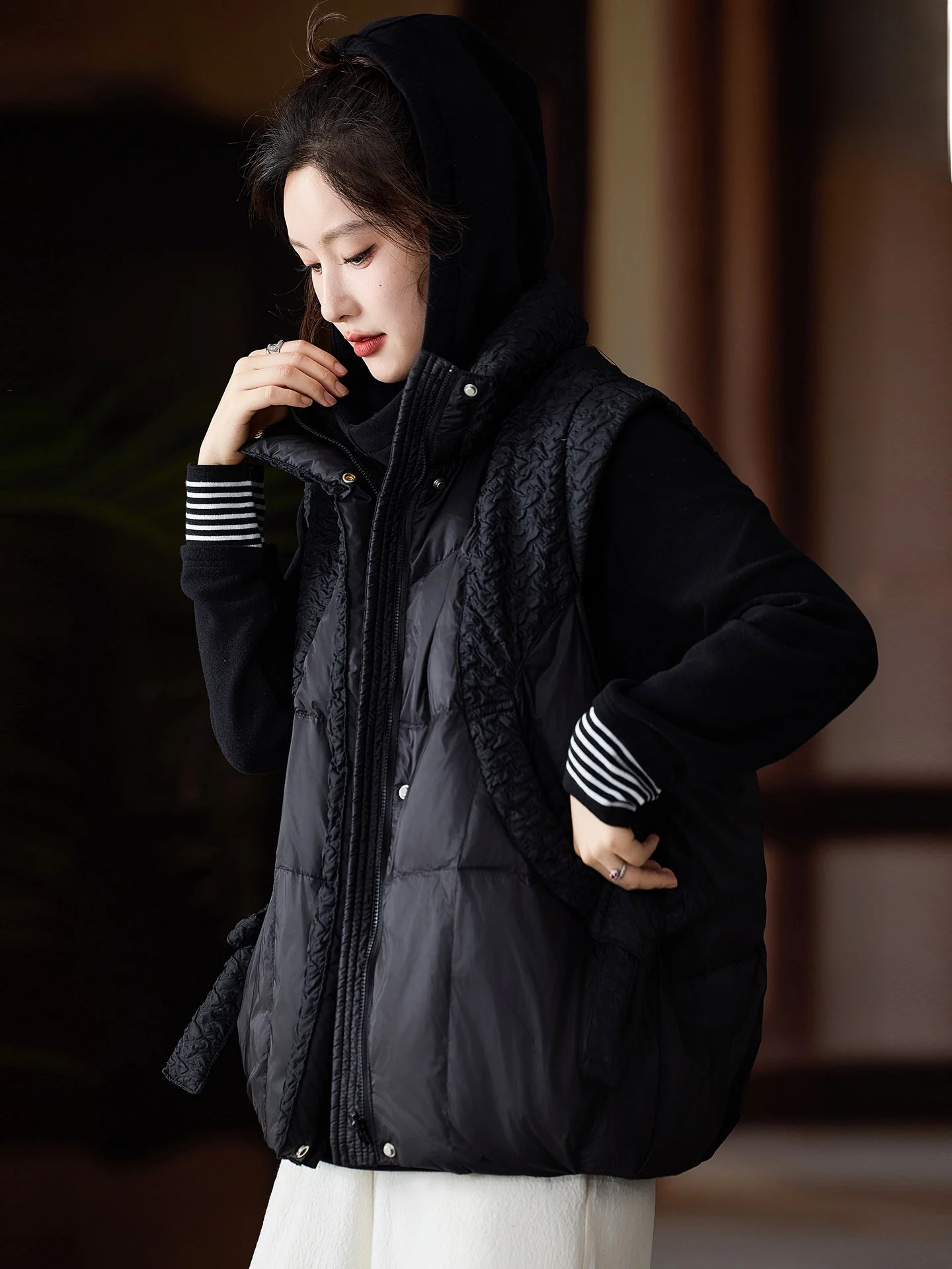 

Утепленный черный текстурированный пуховый жилет в стиле пэчворк для женщин, зимний, уличный стиль, на молнии, стандартной длины, верхняя одежда