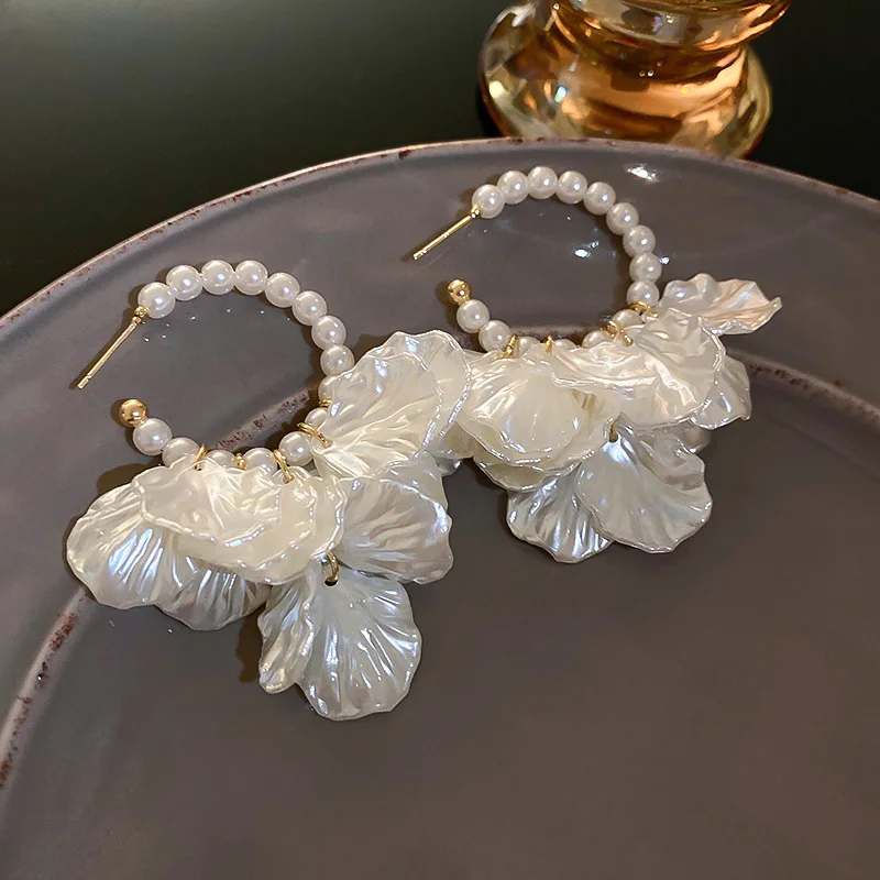 French Style Retro White Tassel Shell Petal Flower Pearl Beaded Hoop Earrings For Women Elegant Wedding Flower Party Jewelry