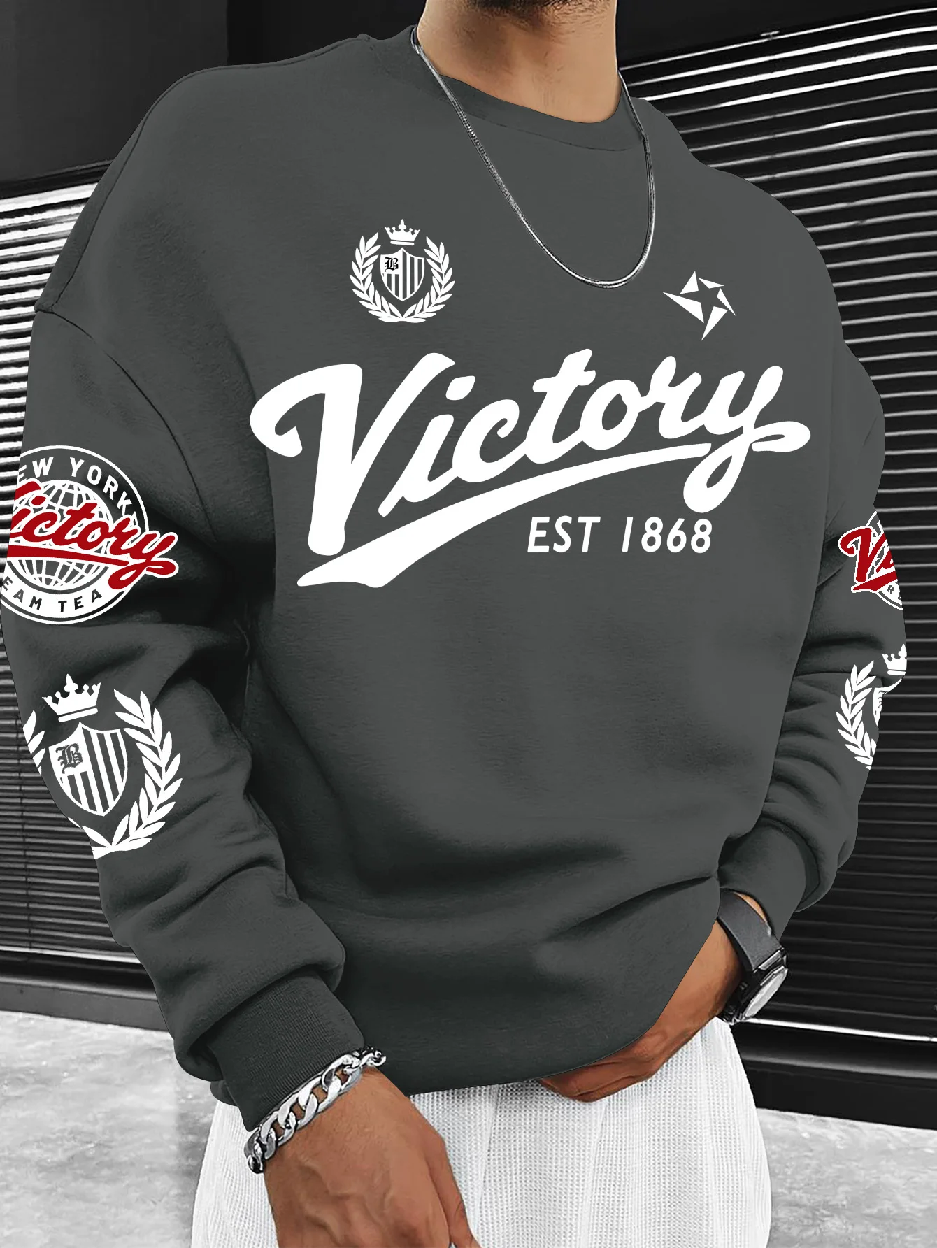 Men Casual Crew Neck Long‑Sleeve Top, Victory Wreath Badge Script Letter Graphic Print Sweatshirt，S-XXL