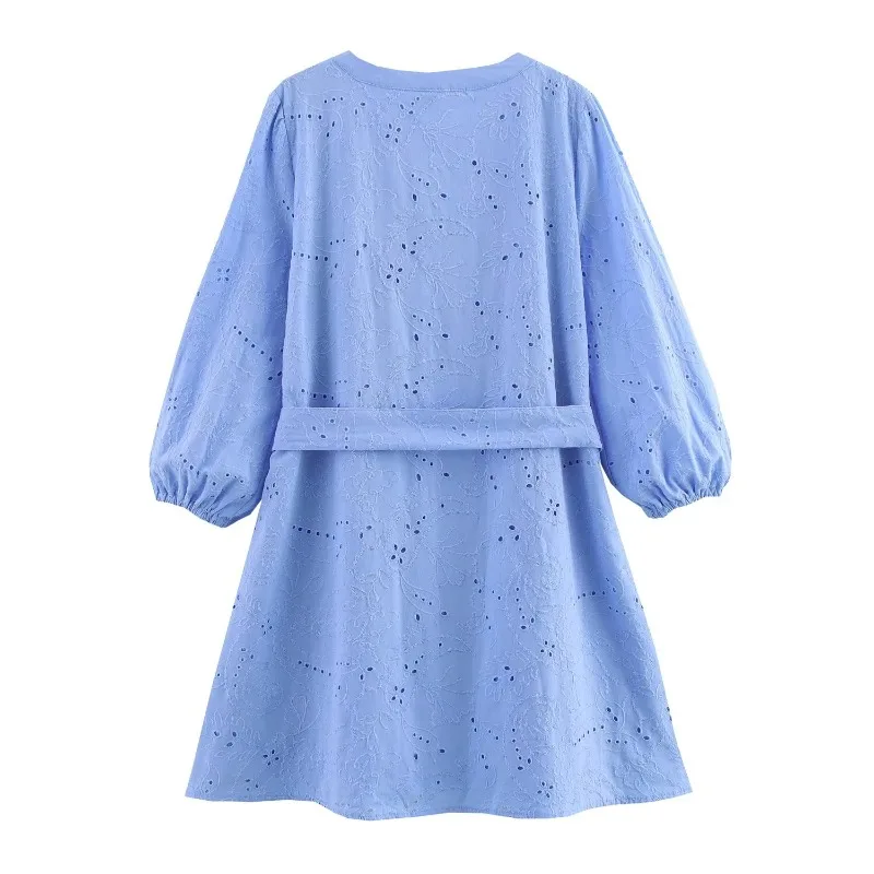 فستان نسائي صيفي موديل 2025 مطرز بفتحة زرقاء فاتحة وفتحة رقبة على شكل V وأكمام منتفخة وحزام خصر وإبزيم دائري فستان قصير