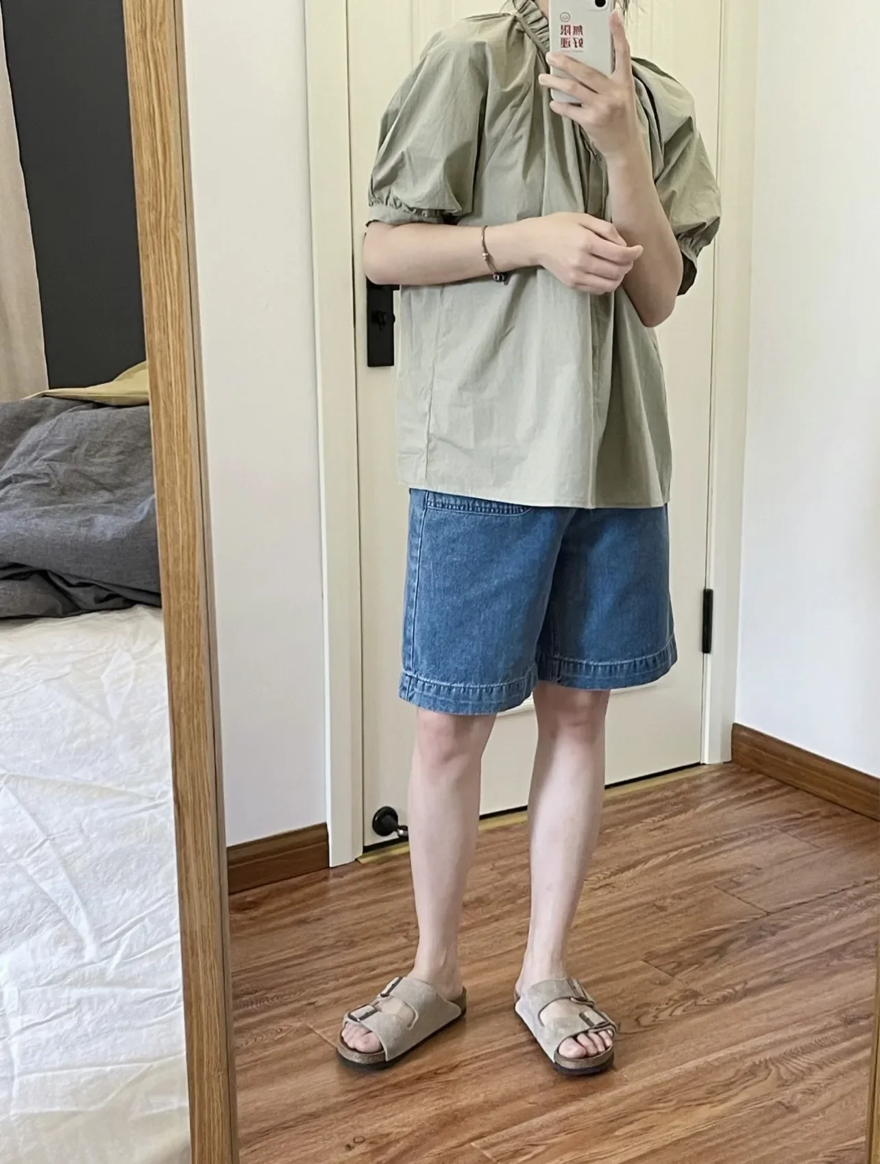 Herren- und Damen-Kork-Sandalen mit rutschfestem Design, hochwertige Retro-Strandpantoffeln mit doppeltem Knopfverschluss und flachem Boden. – Detail 4
