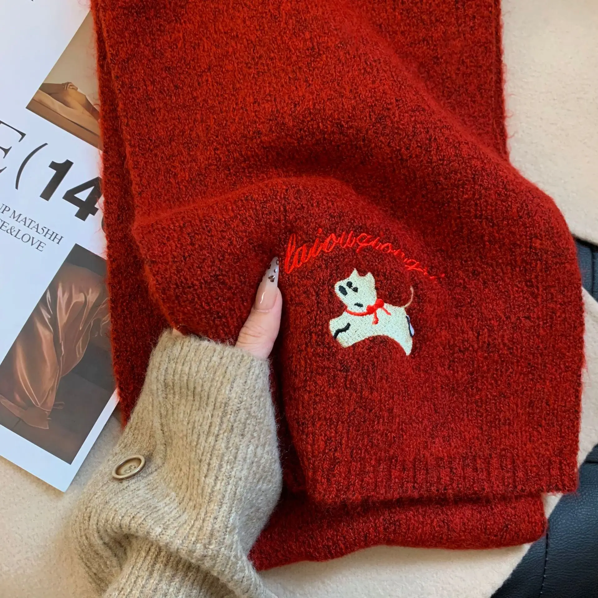 

Красный шарф для женщин и девочек, осень/зима, корейский стиль, милая вышитая собака, женский модный универсальный утолщенный теплый вязаный шарф на шею