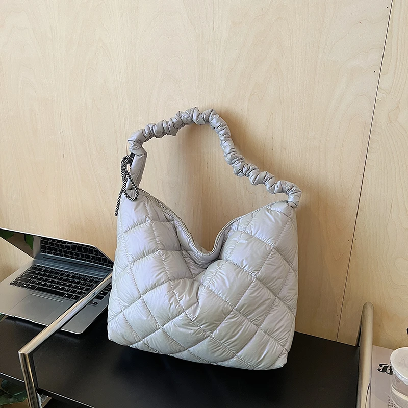 

Nylon Solid Color Large Capacity Casual Tote Winter Versatile Female Bags on Sale 2025 Fashion Simple Fashion Shoulder Bags