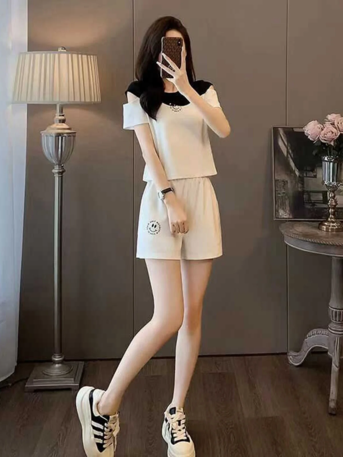 

Новый модный повседневный спортивный комплект 2026 года: женский летний комплект из двух предметов с открытыми плечами и коротким рукавом, удобный, дышащий, из полиэстера.