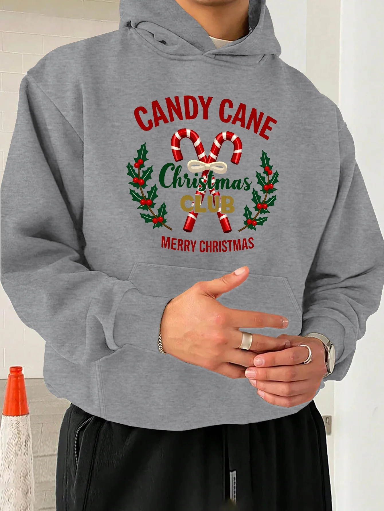 

Мужская толстовка с капюшоном с рисунком Candy Cane Christmas Club больших размеров — черная с красным и зеленым праздничным принтом, свободная посадка