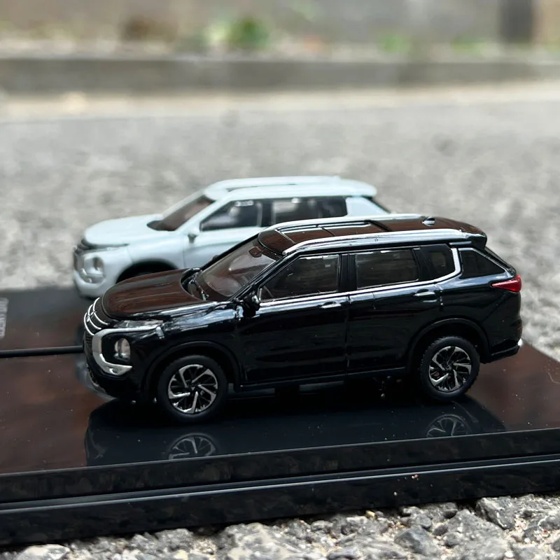Dealer Edition Car Model,1:64 Mitsubishi Outlander 2023,Diecast Model for Collections,Display and Gift for Friends