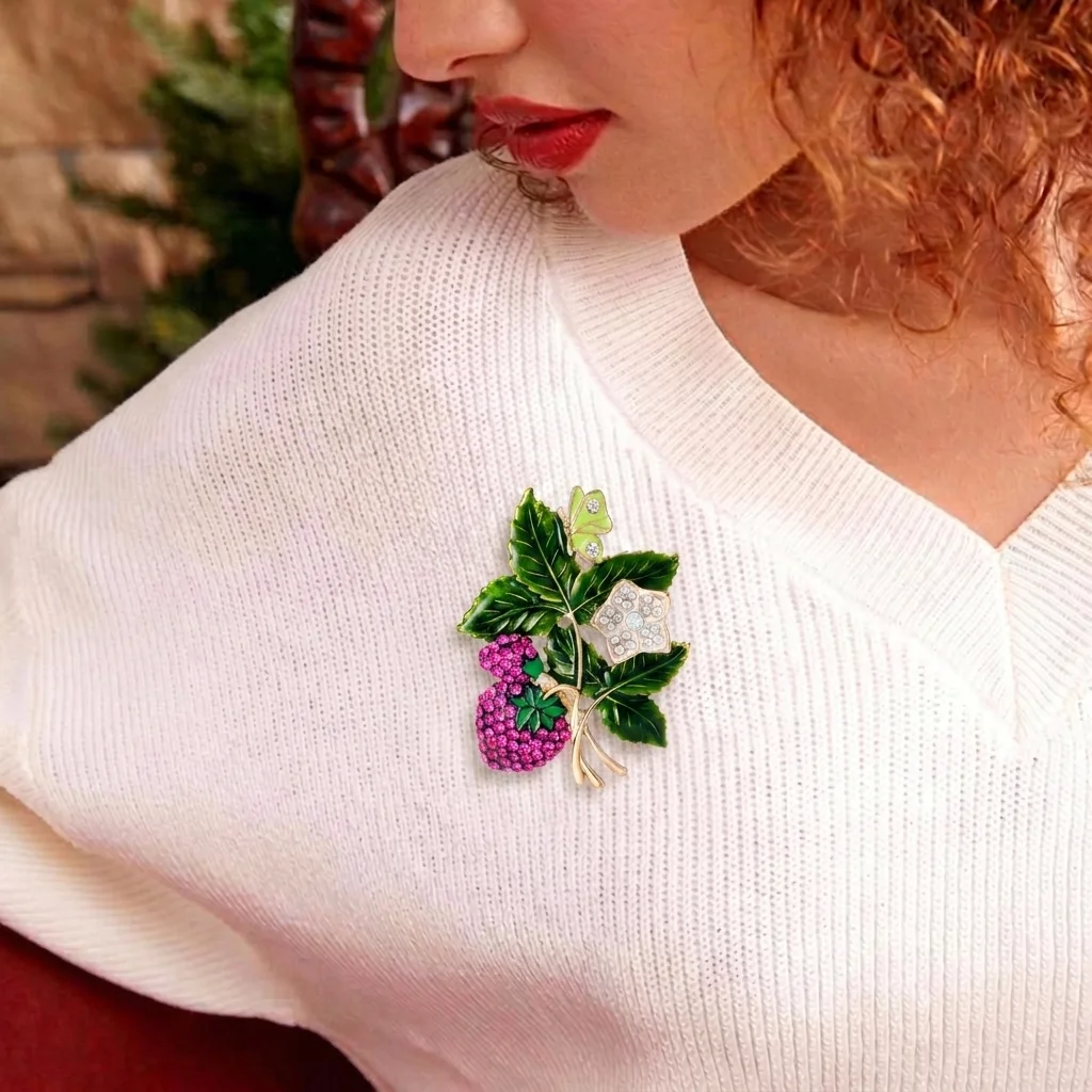 

Beaut&Berry Luxury Enamel Strawberry Brooches for Women Unisex Fruit Pins Casual Party Jewelry Accessories Gifts Decoration