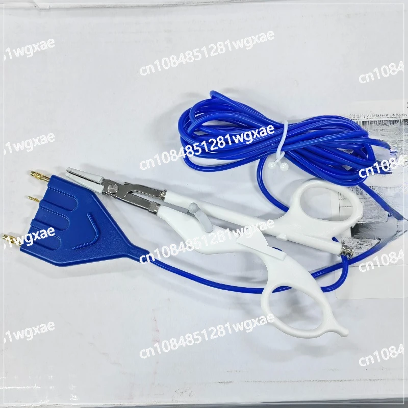 Vascular Closure Forceps with Internal Blade and Suction System Tube for Mandibular Curvature Tip