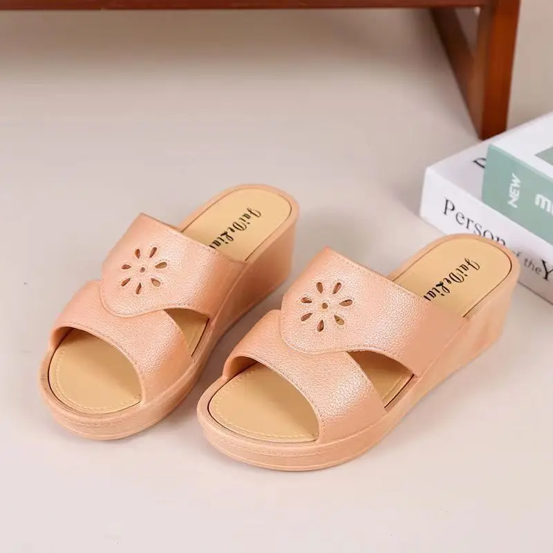 

2024 Summer New Woman's One Word Hollow Wedges Slippers Thick Sole Non Slip Home Slippers Outdoor Beach Slippers Mom's Slippers