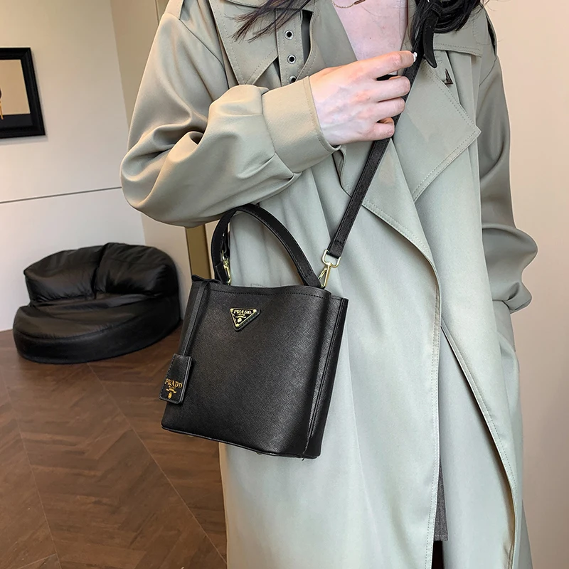 2024 New Fashion Handbag, Simple Shoulder Bag Versatile Mobile Phone Bag, Large Capacity High Value One Shoulder Crossbody Bag