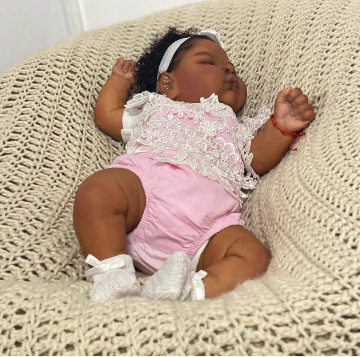 Bambola rinata di pesche da 19 pollici – Ciglia artigianali con corpo ponderato realistico, tonalità profonda della pelle |   Regalo da collezione realistico per bambini