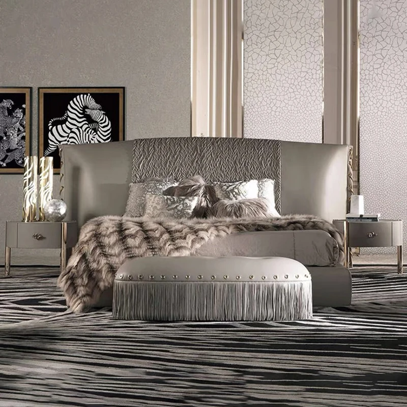 Mesa de cabeceira do quarto de hotel