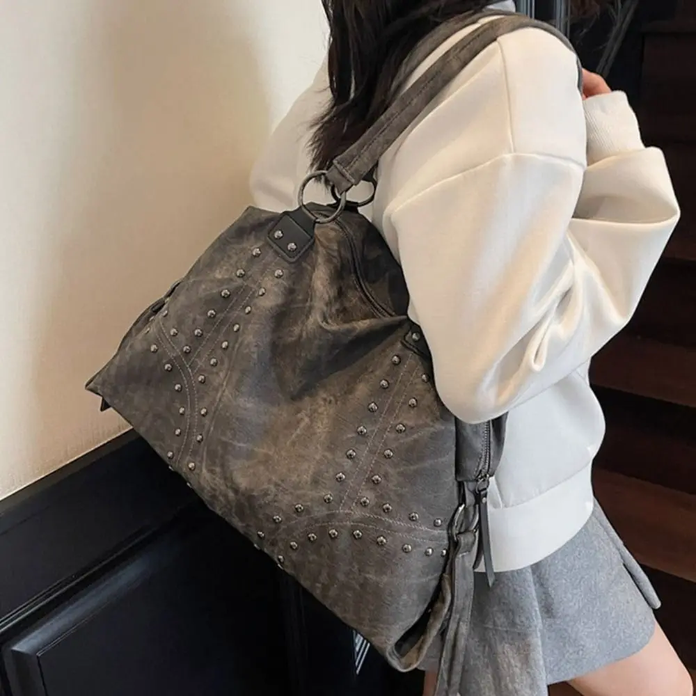 

Сумки на плечо из искусственной кожи с заклепками в стиле ретро, американский стиль, большая вместительная сумка в стиле локомотива, сумка для подмышек, сплошной цвет, модный дизайн