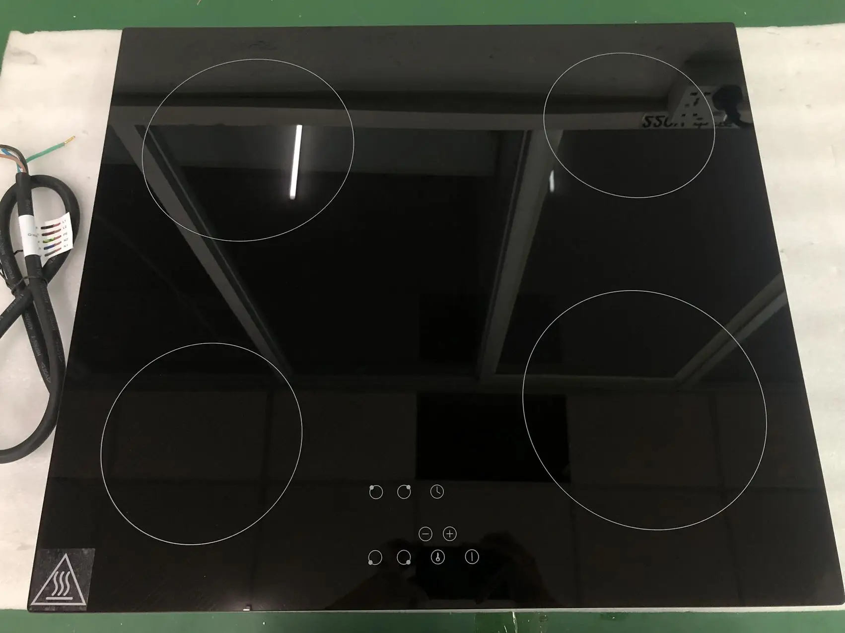 60cm wide, 4 cooking zones, 9 power levels, Touch control, Suitable for all pots and pans, Built-in glass ceramic hob